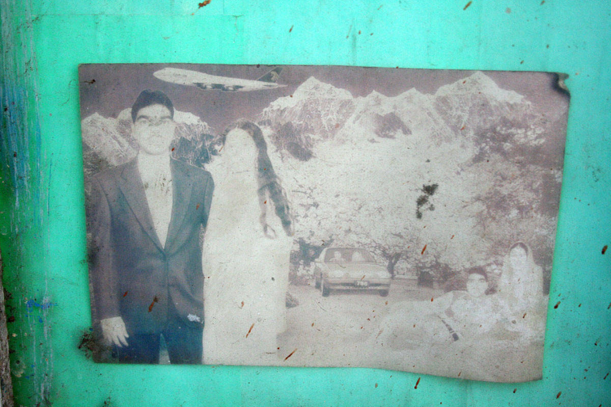 <span style="color:white">Photo Studio, Mumbai, 2005 </span>